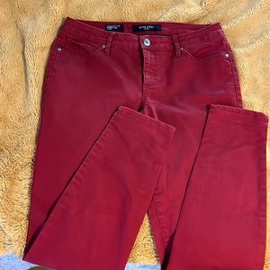 Maroon/red Nine West jeans size 6r has stretch!